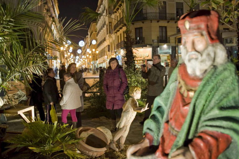 Muestra de Navidad en la Plaza del Pilar - Foto de Heraldo de Aragón - Belén gigante que recrea el nacimiento de Jesús en el centro de la Plaza del Pilar de Zaragoza