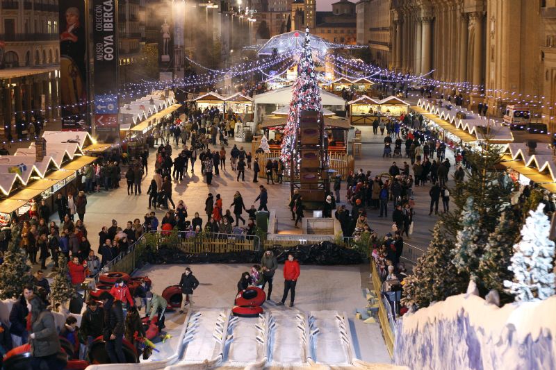 Muestra de Navidad en la Plaza del Pilar - Foto de Red Aragón - Tobogán gigante desde el que se ve toda la Plaza del Pilar en Navidad