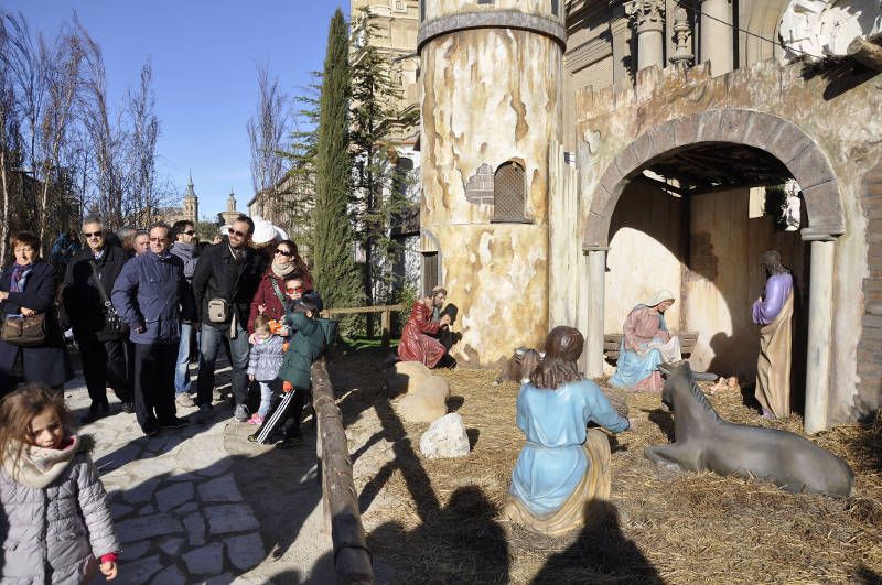 Muestra de Navidad en la Plaza del Pilar - Foto de Red Aragón - Visitanes disfrutando del Belén gigante, eje central de la Muestra de Navidad en Zaragoza