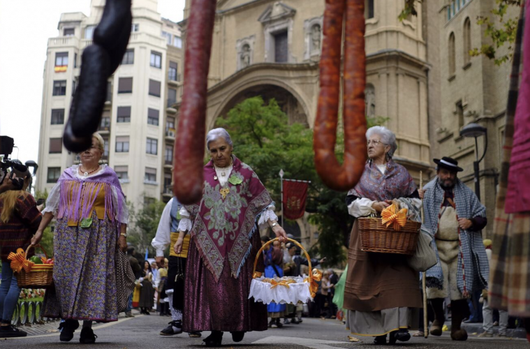 Ofrenda de Frutos a la Virgen del Pilar - Foto de Hoy Aragón - Además de frutas y verduras, los oferentes también ofrecen productos típicos
