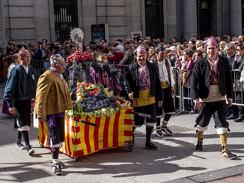Ofrenda de Frutos a la Virgen del Pilar - Kilos y kilos de productos típcos engalan el manto floral de la virgen para luego ayudar a los más necesitados