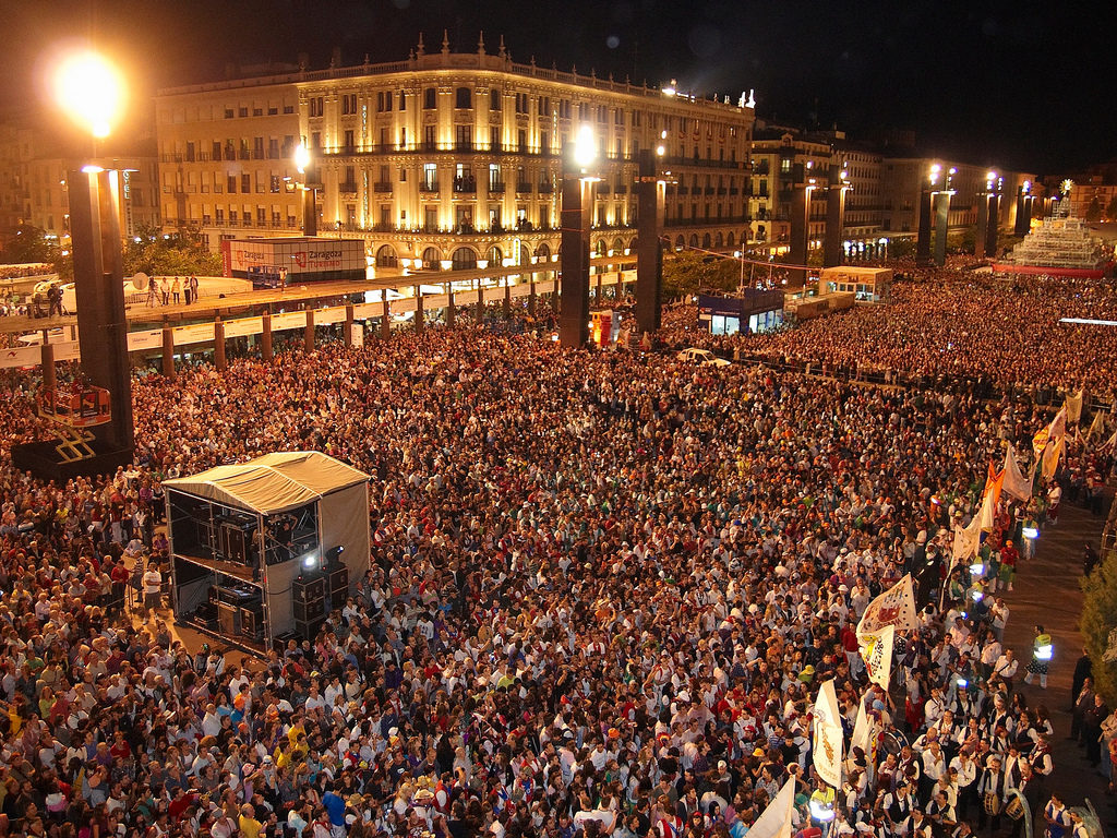 Planes con buen ambiente - Foto de Tino Gil. Zaragoza Cultural - El día del pregón es el más importante para muchos zaragozanos, y sobre todo vivirlo con buen ambiente es clave para los pilares