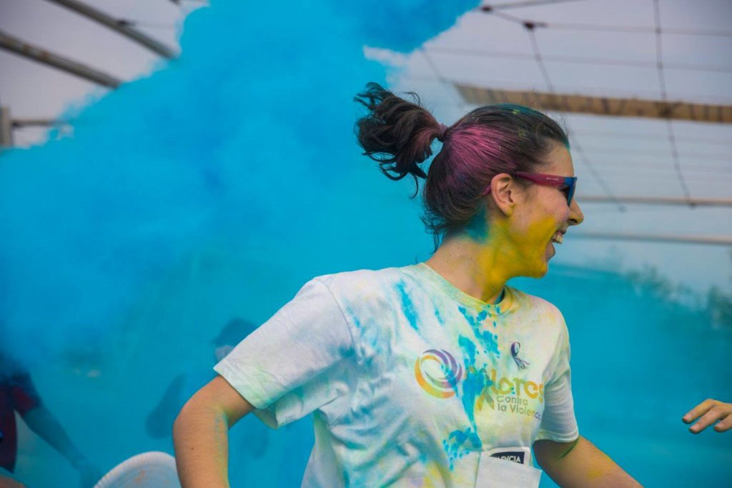 Planes para disfrutar de la Cincomarzada - Foto de Colores Contra la Violencia - Puedes disfrutar de descuentos para la Carrera de Colores contra la Violencia con el Carné Joven Europeo