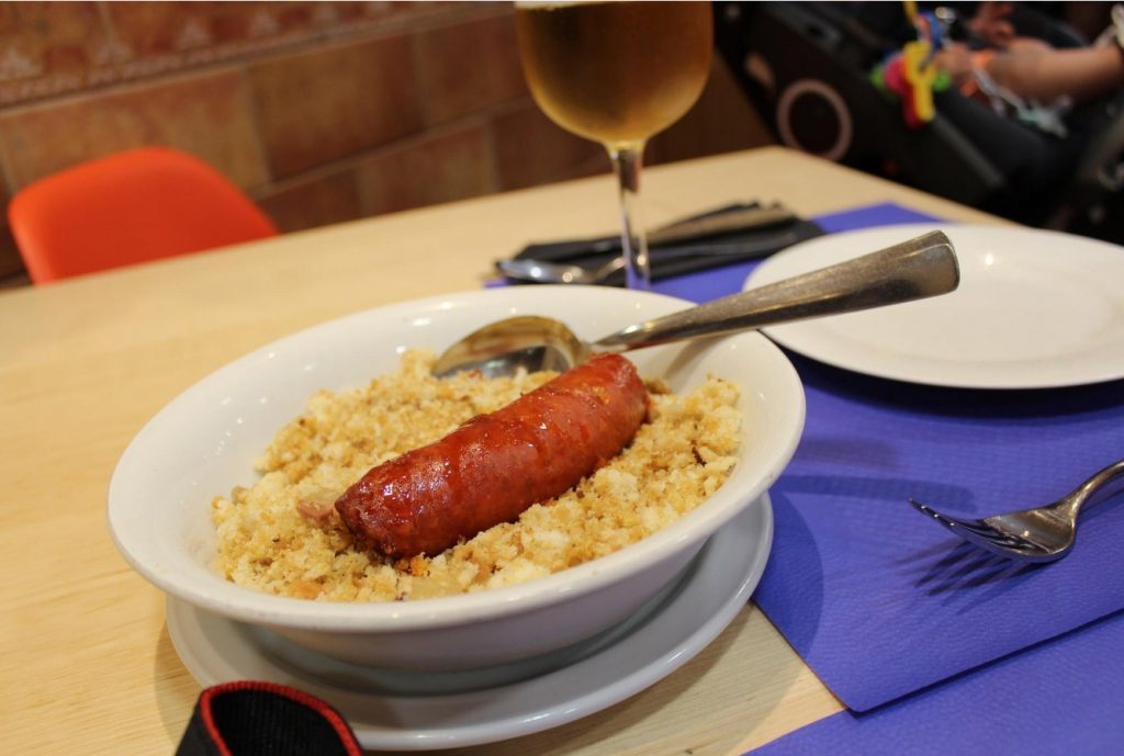 Platos típicos de Zaragoza - Migas con chorizo, típicas de los pastores aragoneses para aguantar la jornada
