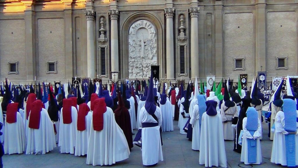 Imagen subida a Zaragoza Ciudad - Pregn de Semana Santa organizaado por la Junta Coordinadora de Cofradas que se cre a partir de la Hermandad de la Sangre de Cristo