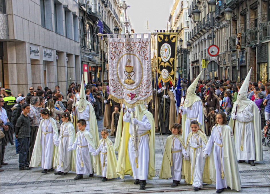 Programa de Semana Santa en Zaragoza 2019 - Foto de Cofradía Eucaristía - Estandarte y cofrades de la Cofradía de la Institución de la Sagrada Eucaristía de Zaragoza
