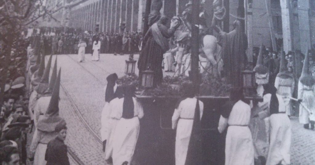 Tercerol - Prenda distinta del capirote (no lleva) que se vestían los ganaderos y aagricultores que cargaban con los pasos de Semana Santa en Zaragoza