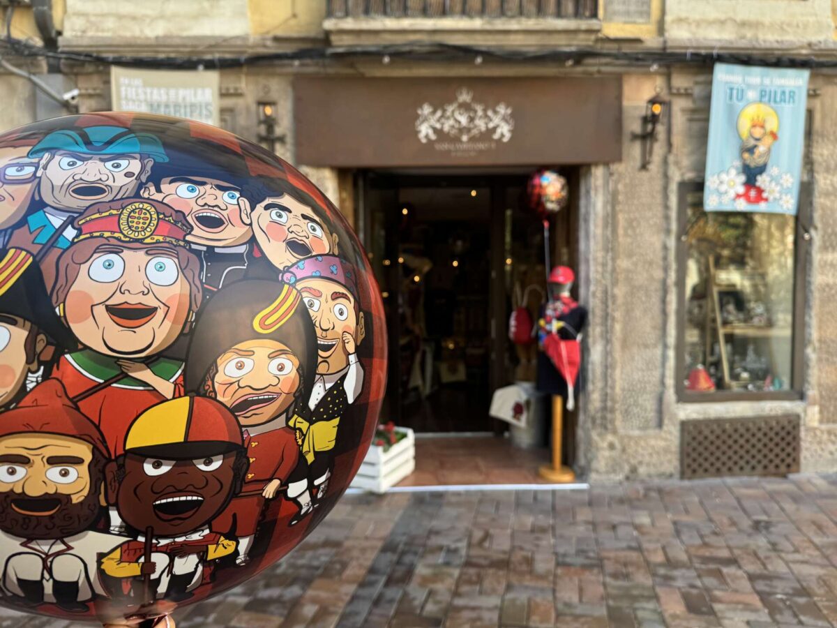 Globo especial para las Fiestas del Pilar delante 