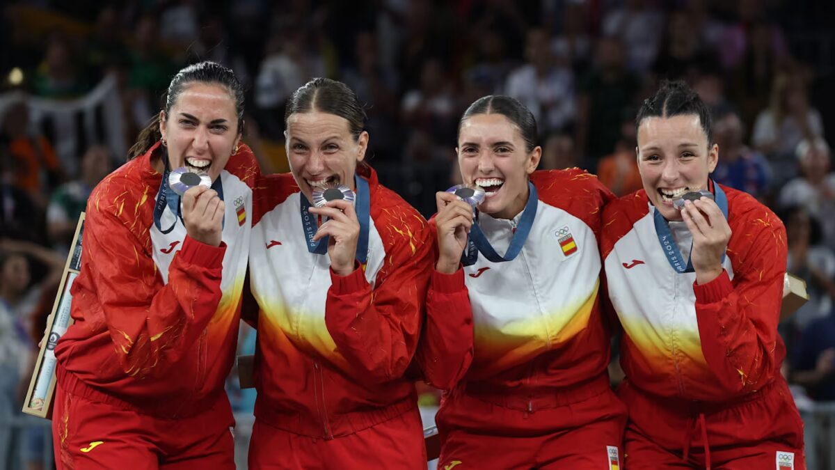 Las selección española de 3x3 en la ceremonia de medallas. Foto por: 2024 Getty Images