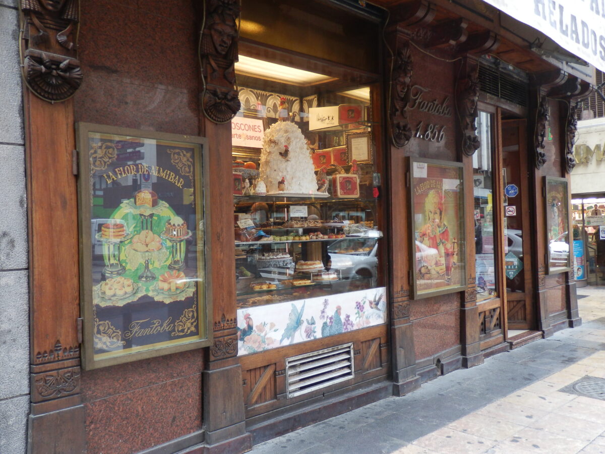 Fantoba: el comercio más antiguo de Zaragoza sigue abierto y conserva una sorprendente decoración egipcia 5 fantoba