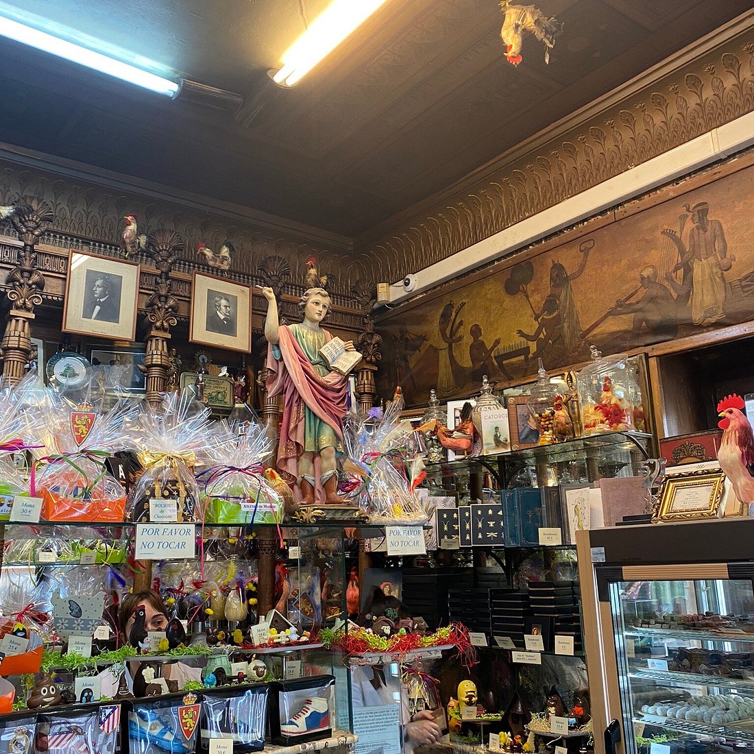 Fantoba: el comercio más antiguo de Zaragoza sigue abierto y conserva una sorprendente decoración egipcia 2 fantoba