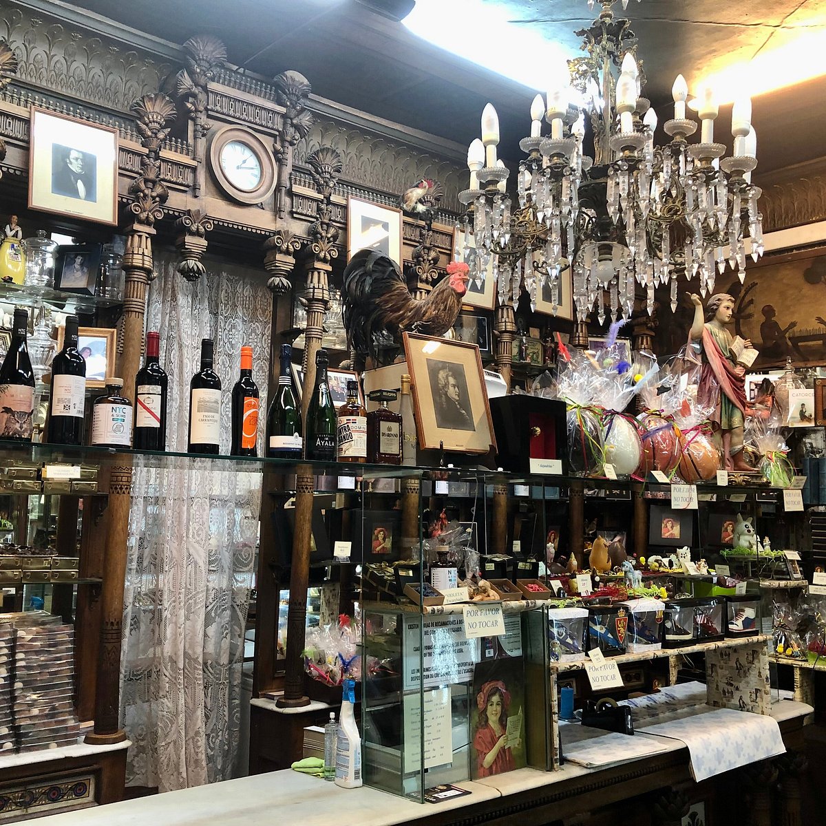 Fantoba: el comercio más antiguo de Zaragoza sigue abierto y conserva una sorprendente decoración egipcia 1 fantoba