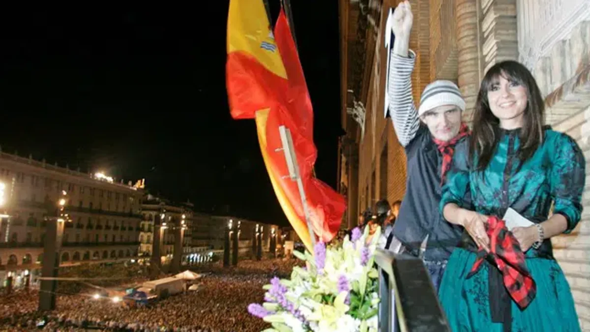 Todos los pregoneros de las Fiestas del Pilar de Zaragoza: lista completa desde 1979 hasta 2026 7 Imagen subida a Zaragoza Ciudad - eva amaral juan aguirre fueron pregoneros 2006 98.jpg 1